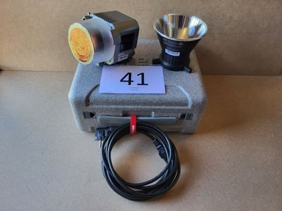 une lampe posée sur une boîte