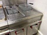 deux friteuses posées sur le plan de travail de la cuisine