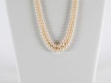 gros plan d'un collier de perles sur un mannequin