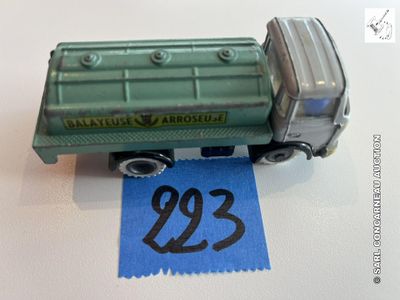 un camion miniature posé sur une table