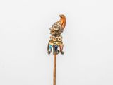 figurine en or et émail représentant un homme coiffé d'un chapeau fixé à un bâton
