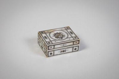 une image représentant une boîte blanche et une boîte noire posées sur une surface blanche