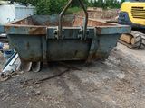 un bulldozer à l'arrêt dans la boue