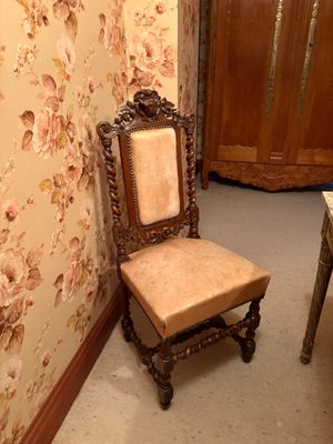 une chaise qui se trouve dans le coin d'une pièce