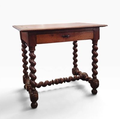 une vieille table en bois surmontée d'un tiroir