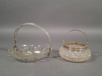 Deux petites coupes en cristal à anse en argent 800 millième…