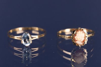 deux bagues en or ornées d'une pierre rose et d'une topaze bleue