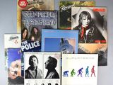 beaucoup de disques accrochés au mur, avec des photos dessus