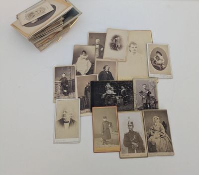 Plusieurs vieilles photos de personnes sont posées sur une table