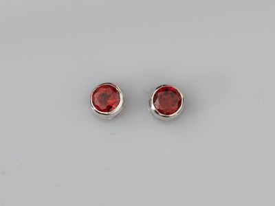 Paire de puces en or gris 750°/°° (18K), ornées chacune d'un…