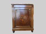 une armoire en bois dont la porte est ornée d'un motif floral