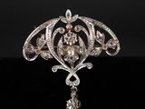 une broche ancienne ornée de diamants et de perles