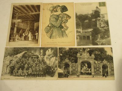 plusieurs vieilles cartes postales représentant des personnes et des bâtiments dans une pièce