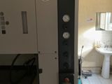 une machine placée au milieu d'une pièce