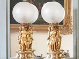 deux lampes posées sur une table