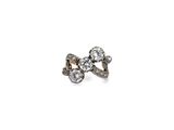 gros plan d'une bague en diamant sur fond blanc