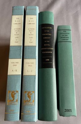 trois livres superposés sur une table