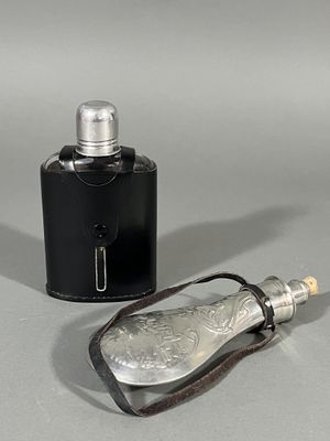 un flacon de parfum posé à côté d'un briquet sur une table