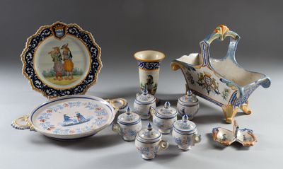 de nombreuses pièces de porcelaine très variées exposées sur la table