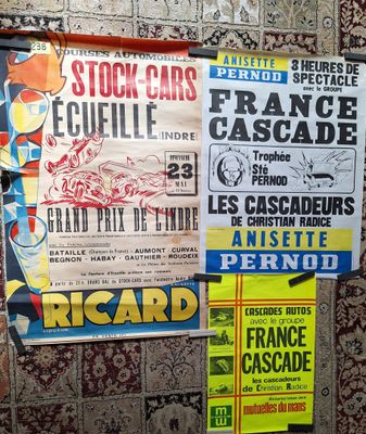 de nombreuses affiches sur le mur d'un immeuble