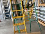 une échelle jaune posée à côté d'un rouleau de papier