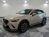 une Mazda CX-3 blanche garée sur un sol à damier