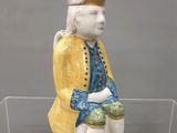 une figurine représentant un homme assis sur une table