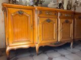 une grande armoire en bois surmontée d'un miroir