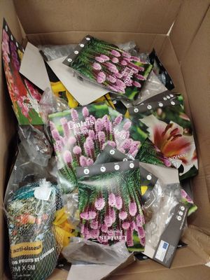 une boîte en carton remplie d'une grande variété de fleurs