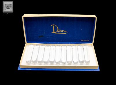 une boîte contenant six paires de chaussures blanches