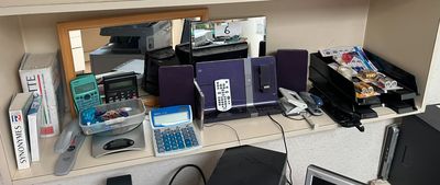 un bureau sur lequel se trouvent deux ordinateurs et une imprimante