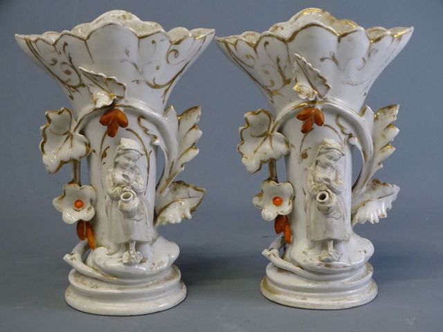 Paire de vases cornets en porcelaine et biscuit à décor d’une jeu...