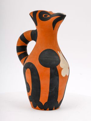 un vase orange et noir orné d'un chat noir