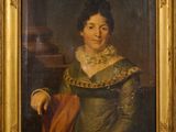 portrait d'une femme en robe verte, avec un châle rouge