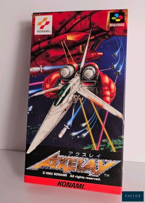une image représentant une vieille boîte de jeu vidéo sur laquelle figure un chasseur stellaire