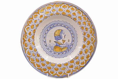 DERUTA Plat creux en majolique polychrome, la partie central…