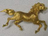 broche en forme de cheval plaquée or, avec des yeux en rubis et une crinière