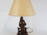 une lampe posée sur une table et munie d'un abat-jour