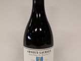 une bouteille de vin posée sur une table