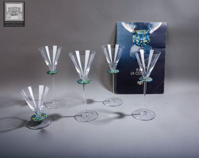 six verres à vin transparents ornés d'un motif bleu et vert