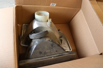 une boîte en carton contenant un objet métallique