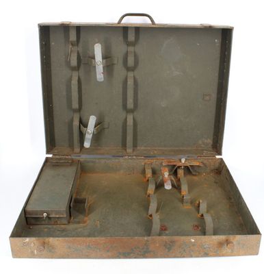 une vieille valise qui contient tout un tas d'outils