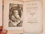 un vieux livre avec, dans un cadre, la photo d'un homme barbu