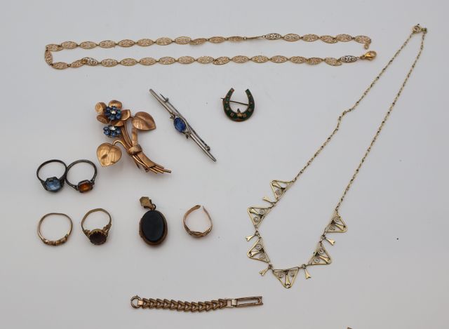 Lot de bijoux fantaisies : broches, bagues, collier maille ajouré