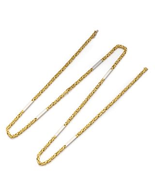une paire de colliers à chaîne sertis d'or et de diamants