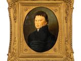 portrait d'un homme en manteau noir, encadré d'un cadre doré