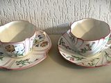 deux tasses et soucoupes posées sur une table