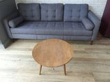 un canapé gris et une table basse dans un salon