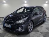 la voiture noire est garée sur un sol en damier dans le garage