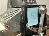 une photo d'une machine à pétrir sur laquelle est posée une feuille de papier